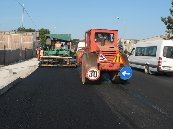 6 Asfaltare str Armatei1.jpg